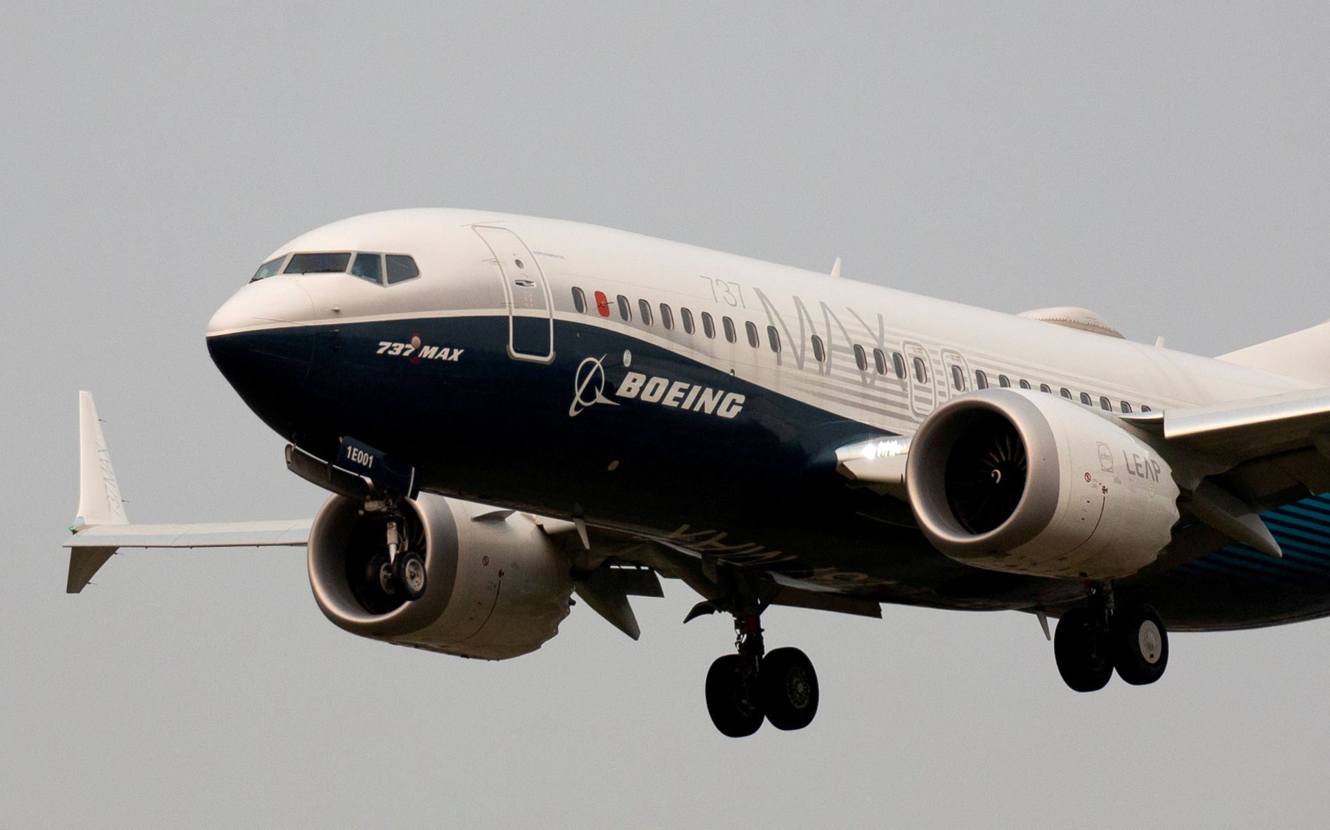 Pas më shumë se dy vjetësh qëndrimi në tokë, avioni Boeing 737 MAX do të miratohet për të rifilluar fluturimet tregtare në Evropë. Pas më shumë se dy vjetësh qëndrimi në tokë, avioni Boeing 737 MAX do të miratohet për të rifilluar fluturimet tregtare në Evropë.